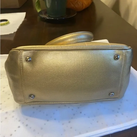 Chanel tote in iridescent gold in pristine condition - Picture 5 of 11